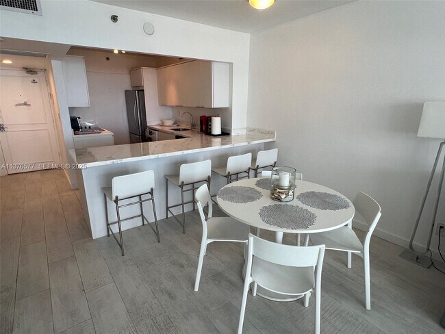 Building Photo - 100 Lincoln Rd