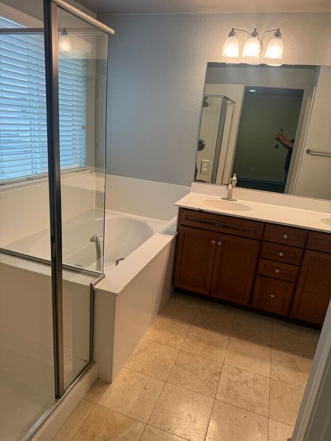 Building Photo - Beautiful 3 Bedrooms 2.5 Bath