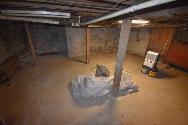 Building Photo - Large Home on Jacksonville Rd with Laundry!