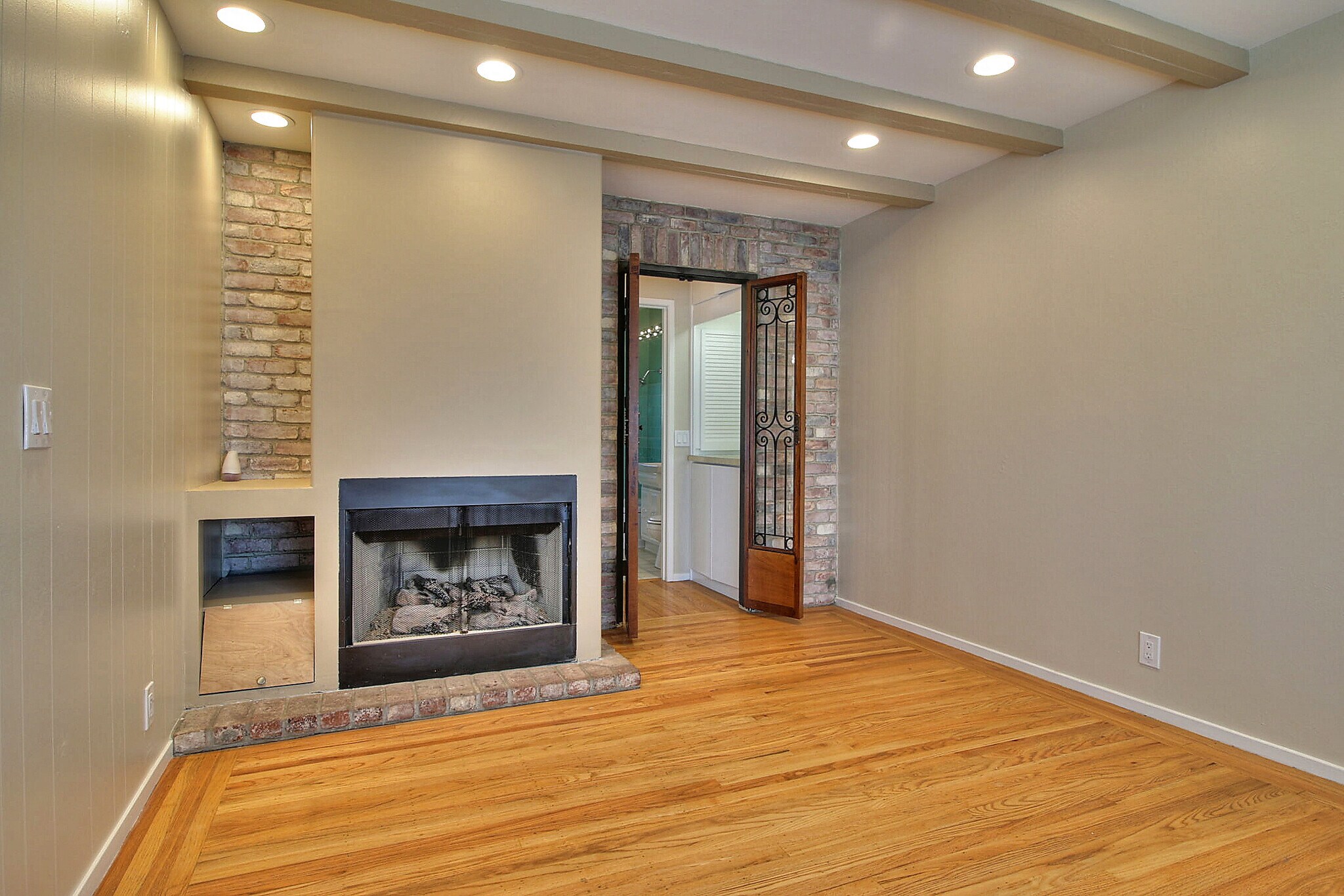 Building Photo - 884 Park Dr