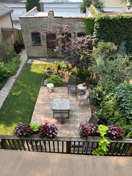 Porch view - 1429 W Thome Ave