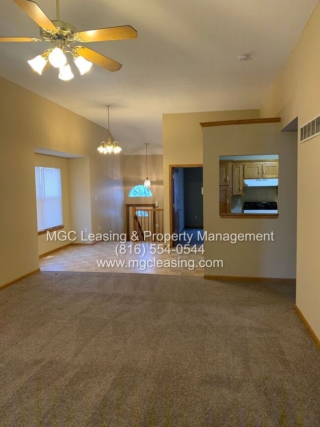 Building Photo - A Bright, Comfortable Split-Level Home in a Convenient Raymore Location