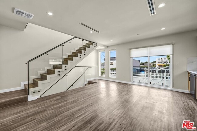 Building Photo - 1309 N Sycamore Ave