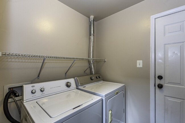 Building Photo - 4 BR Townhouse in Idlewild