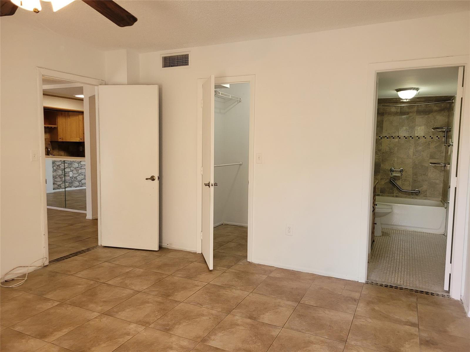 Building Photo - 4158 Inverrary Dr