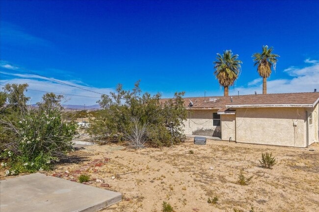 Building Photo - 2 Bedroom Home on 1.8 Acre Lot