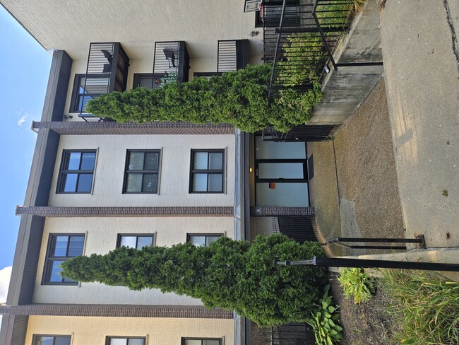 Building Photo - 1711 W Jarvis Ave