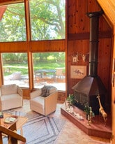 Shared Living Room (included) - 656 S Circle Ave