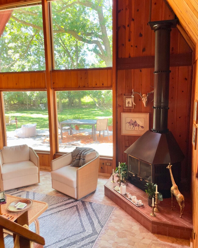 Shared Living Room (included) - 656 S Circle Ave