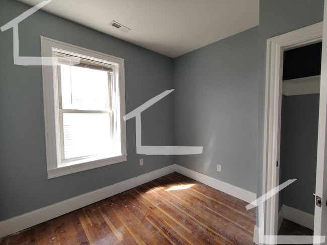 Building Photo - Huge 4 bed in Somerville