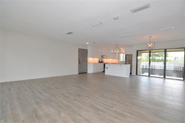 Building Photo - 361 W Lake Faith Dr