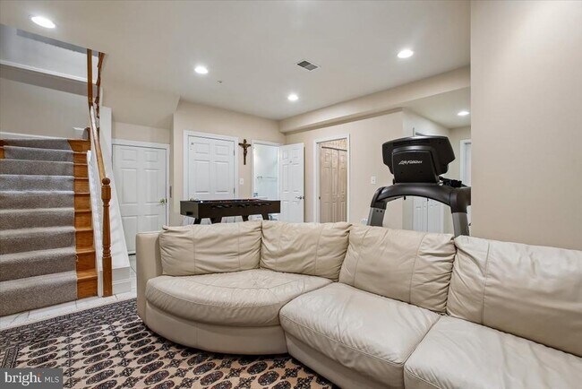 Building Photo - 1309 McLean Crest Ct
