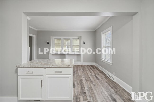 Building Photo - 4117 Thornton Ave