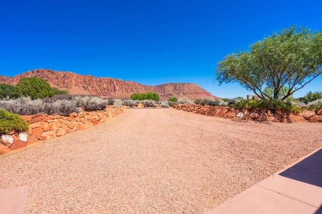 Building Photo - Exquisite Custom Home in Prestigious Commu...