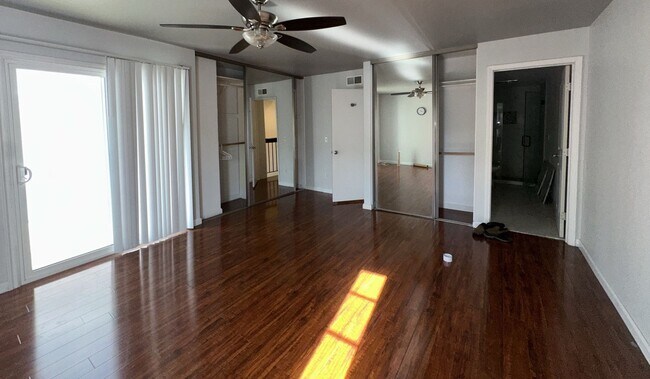 Building Photo - Townhouse - 2 Story, 3 Bedroom in the Beau...