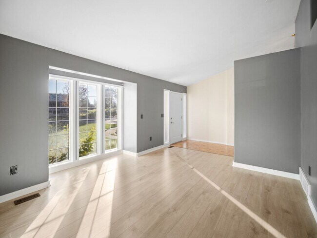 Building Photo - Spacious Home with Fenced Yard & Garage – ...
