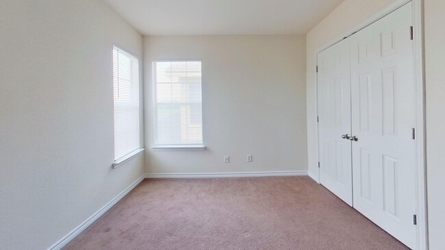 Building Photo - 4006 Cambridge Dr