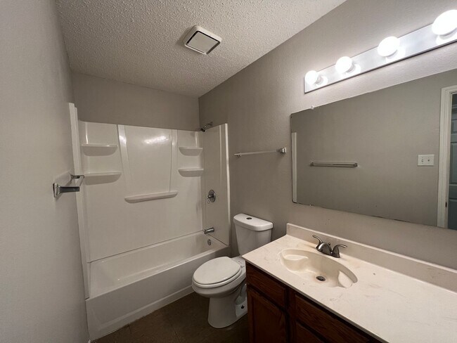 Building Photo - NICE & SPACIOUS!  3 BEDROOM / 2 BATH HOME LOCATED IN SPRING MEADOWS*FIREPLACE IN LIVING ROOM*