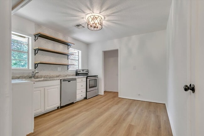 Building Photo - 2116 Andover Ct