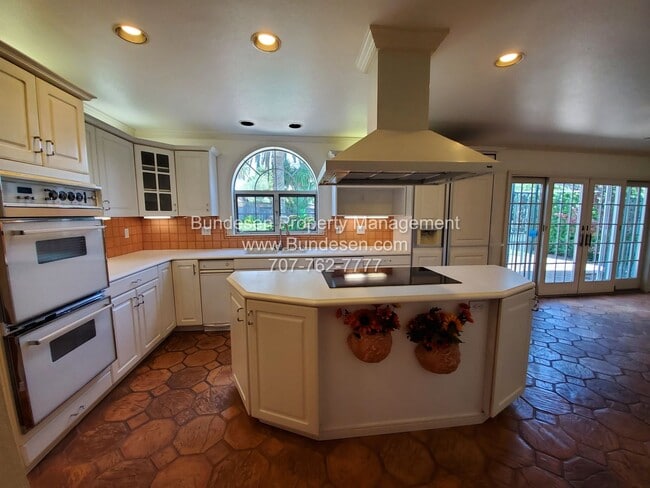 Building Photo - Beautiful 4 Bedroom Home with Pool – Easts...