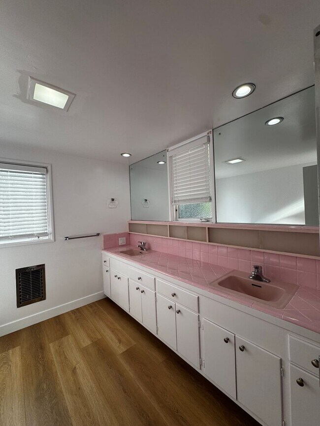 Building Photo - SPACIOUS 3 BEDROOM 2.5 BATH IN THE HEART OF LOS FELIZ