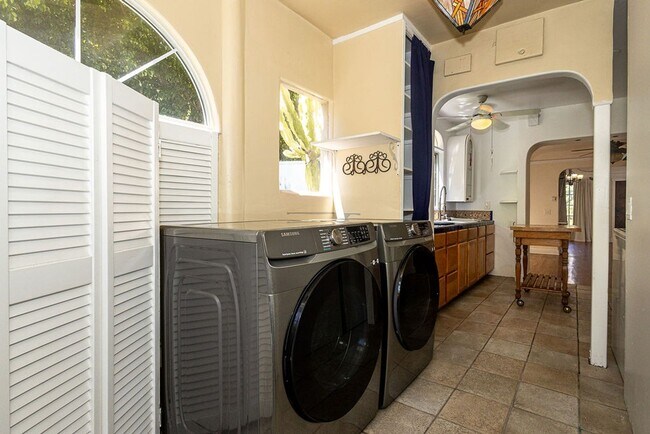 Building Photo - Warm & Welcoming Home Near Melrose with Room to Live, Work & Create