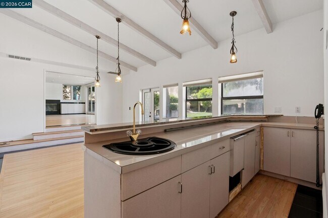 Building Photo - 660 La Casa Via