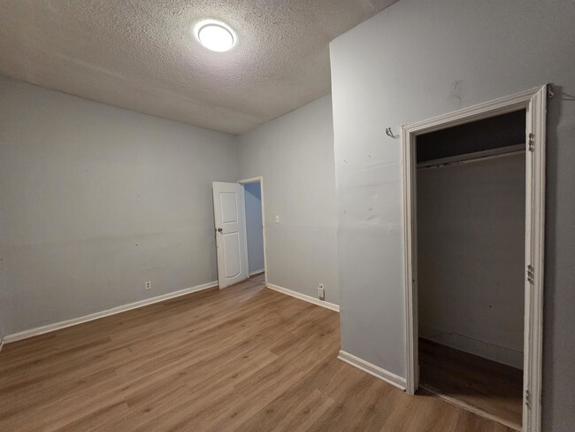 Building Photo - 993 Oakview St