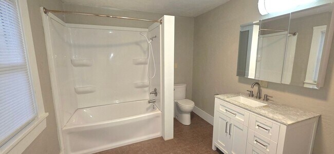Building Photo - 3 Bedroom, 1 Bath home on North National for $950!