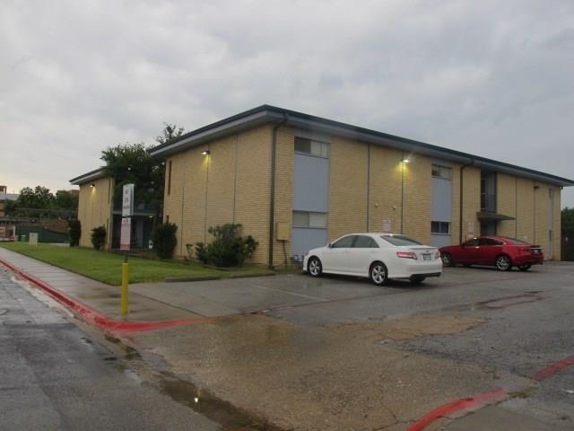 Building Photo - 425 S Oak St