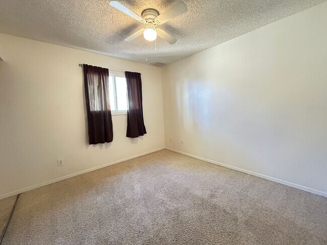 Building Photo - 4 Bedroom, 2 Bathroom Updated home with Pool!