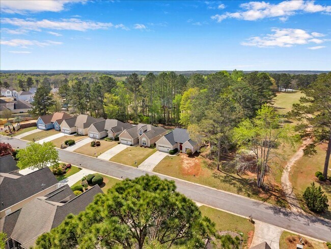 Building Photo - Country Club Living