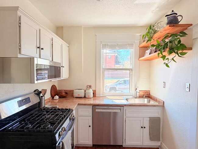 Building Photo - Charming 2 Bed 1 Bath Duplex in West Highlands
