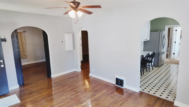 Building Photo - 508 N Oak St