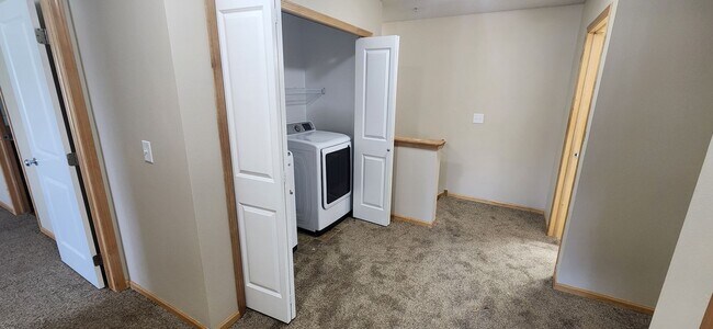 Building Photo - Rare 3 bedroom, 2.5 bathroom rental home w...