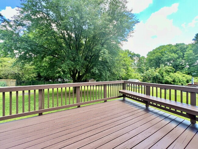 Building Photo - CONVENIENT LOCATION 3 Bedroom
