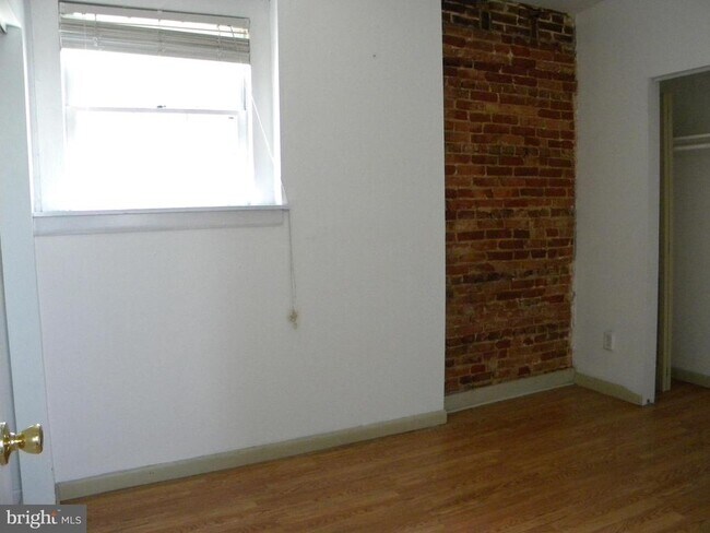 Building Photo - 935 S Charles St