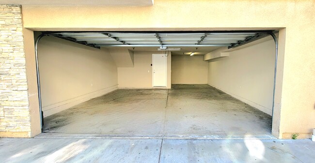 3 car garage - 9254 Elm Vista Dr