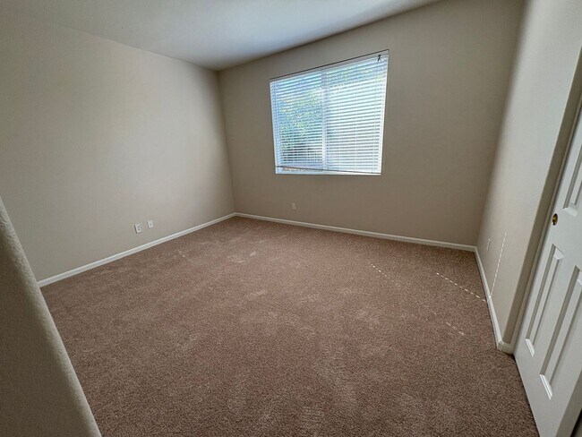Building Photo - Large beautiful home, new paint. Bedroom a...