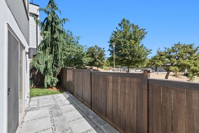 Building Photo - Air Conditioned Judkins Parkside Townhome ...