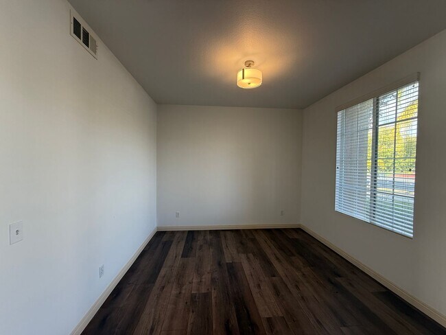 Building Photo - Beautiful Home in May Ranch