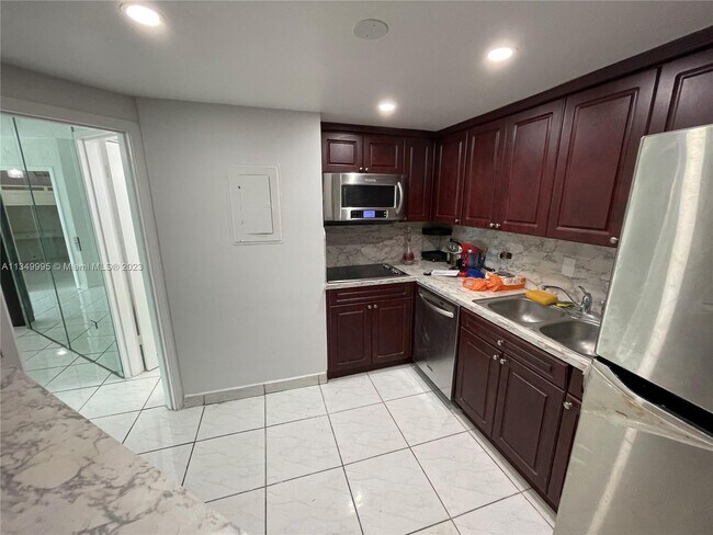 Building Photo - 825 Brickell Bay Dr