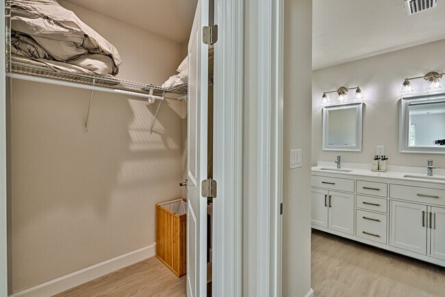 Building Photo - 3 MONTHS FREE RENT! 3/2 in Hawthorne