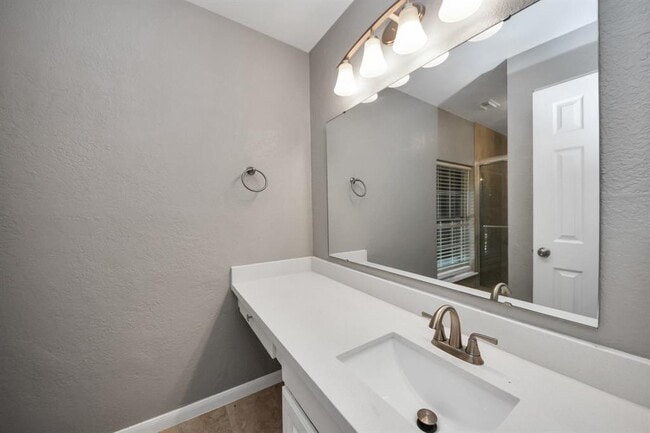 Building Photo - 1302 Raintree Cir