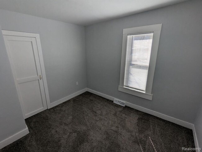 Building Photo - 2050 E Scottwood Ave