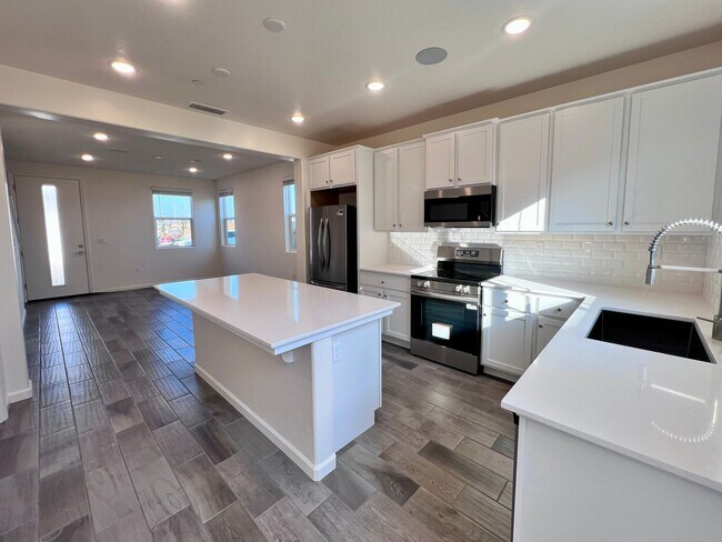 Building Photo - $2,350 Shepherd & Sunnyside, New 3 bed House - Clovis / Solar Panels