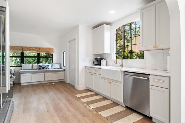Building Photo - 520 W 28th St