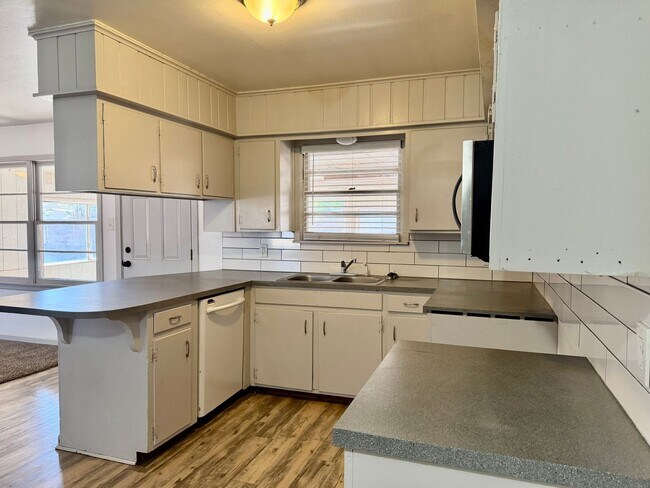 Building Photo - Adorable 3/1.5/1 in Great Location! Minutes from Tech and Hospitals!