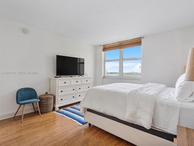 Building Photo - 10350 W Bay Harbor Dr