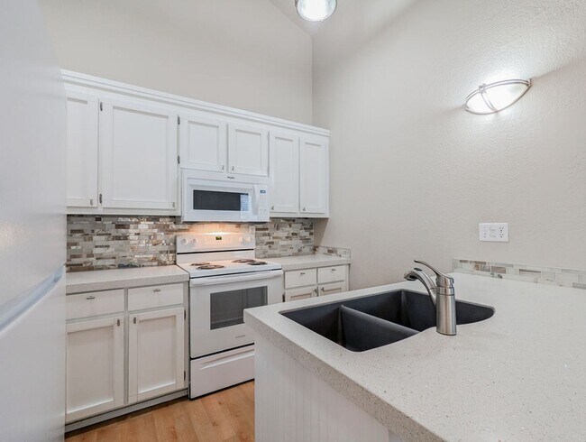 Building Photo - 5327 Glenwood Ave